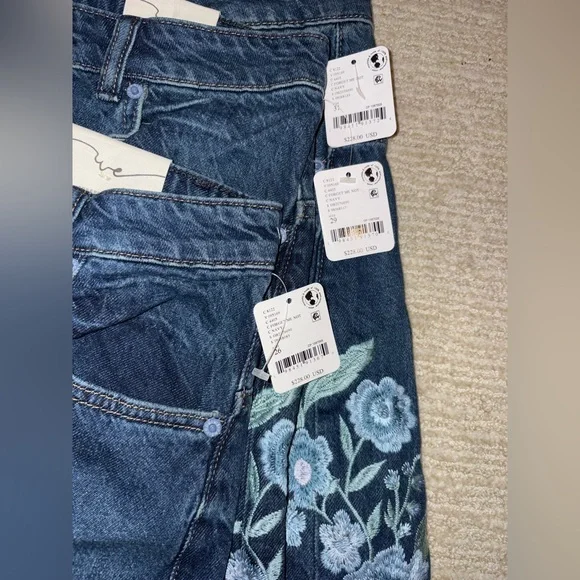 NWT Free People x We The Free Willow Floral Embroidered Boyfriend Jeans ๐ธ - Picture 3 of 13
